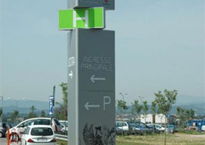 totem-luminoso-a-base-triangolare-e-porzione-rotante